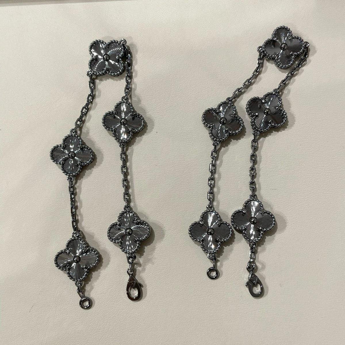 [Dawnora Jewelry]CLOVER 5 MOTIF BLACK BRACELET