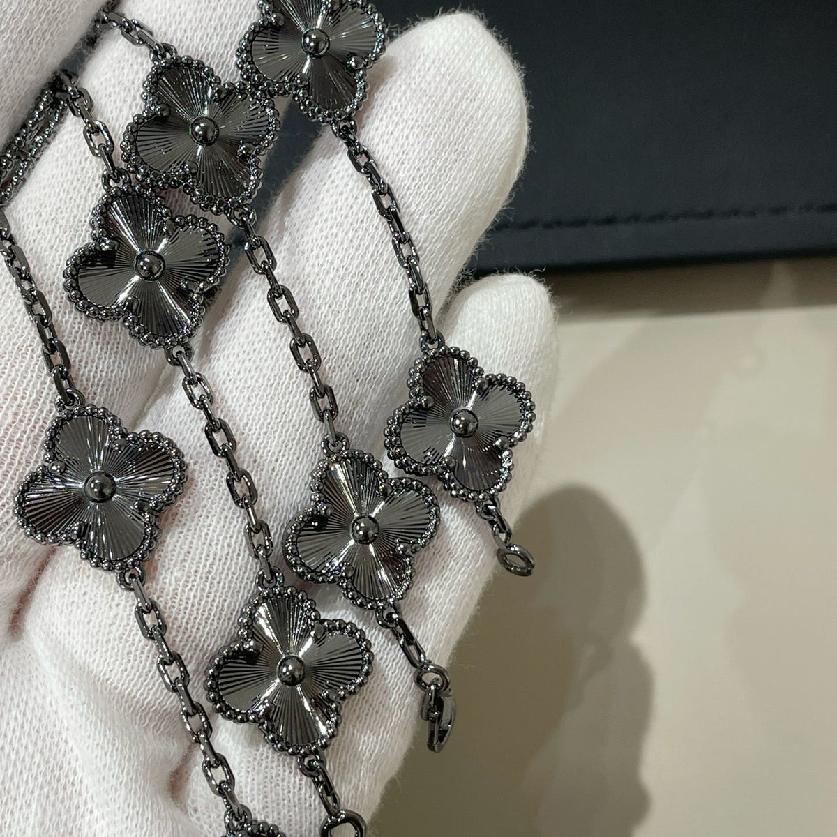 [Dawnora Jewelry]CLOVER 5 MOTIF BLACK BRACELET