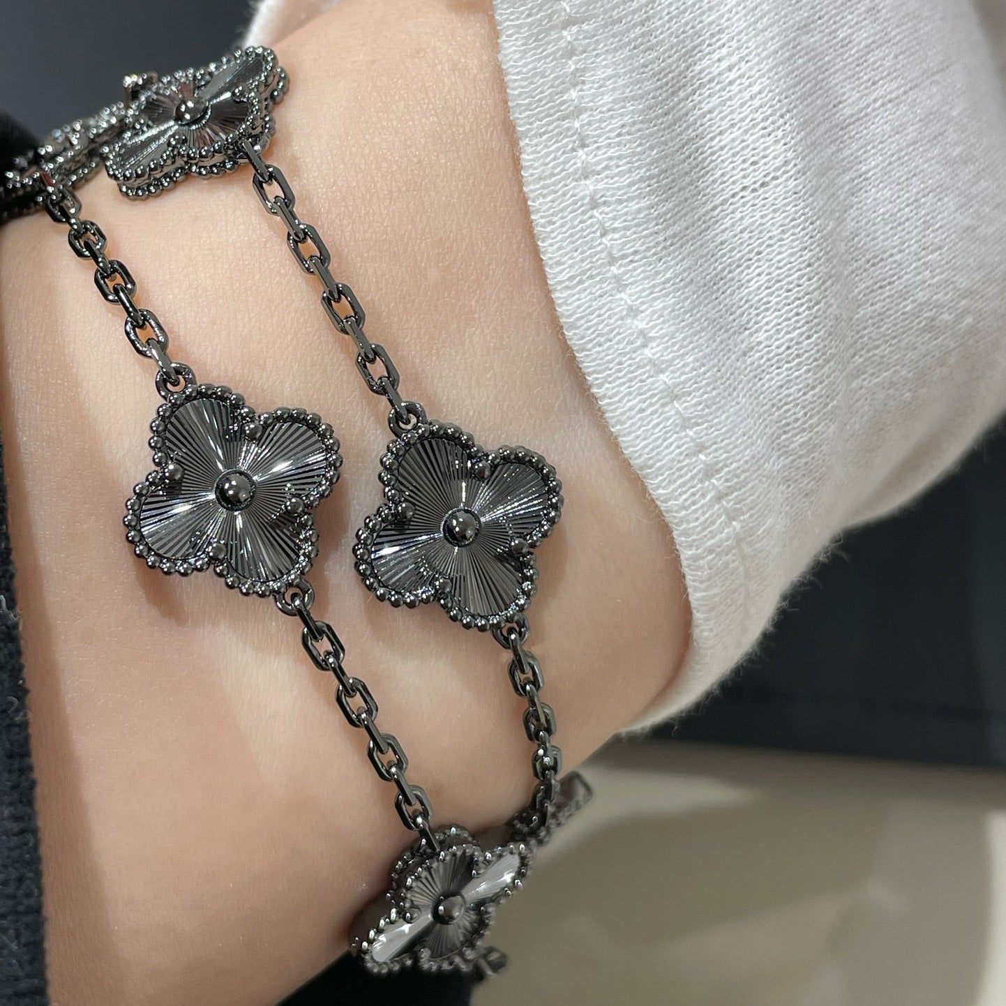 [Dawnora Jewelry]CLOVER 5 MOTIF BLACK BRACELET