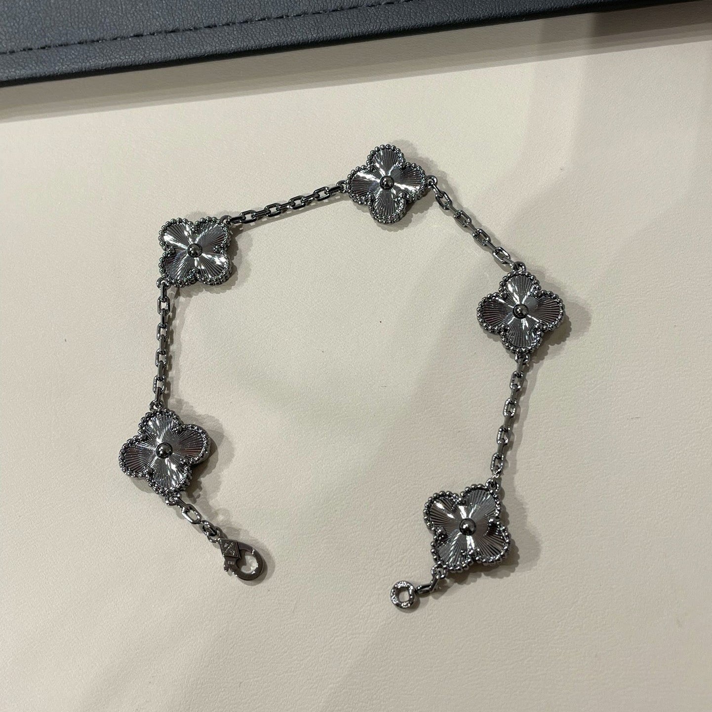[Dawnora Jewelry]CLOVER 5 MOTIF BLACK BRACELET