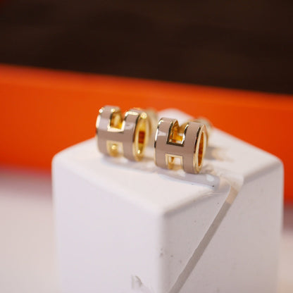 [Dawnora Jewelry]MINI POP H GOLD EARRINGS GREY