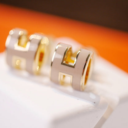 [Dawnora Jewelry]MINI POP H GOLD EARRINGS GREY