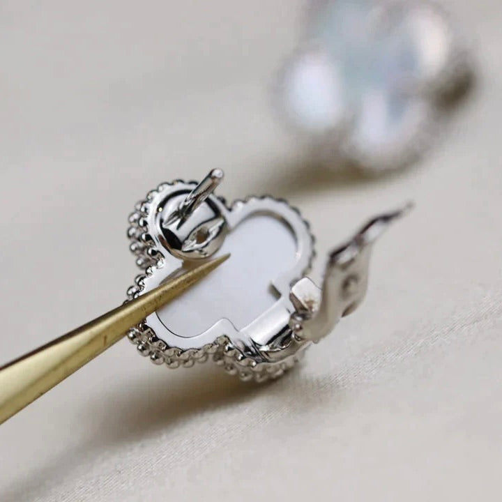 [Dawnora Jewelry]CLOVER MEDIUM 1 MOTIFS  WHITE MOP EARRINGS SILVER