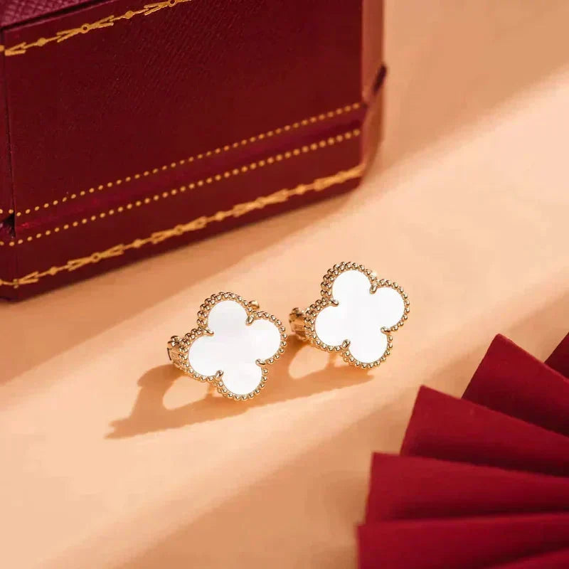 [Dawnora Jewelry]CLOVER MEDIUM 1 MOTIFS  WHITE MOP STUD EARRINGS