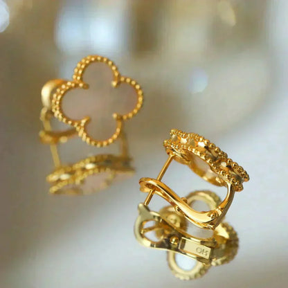 [Dawnora Jewelry]CLOVER MEDIUM 1 MOTIFS  WHITE MOP STUD EARRINGS