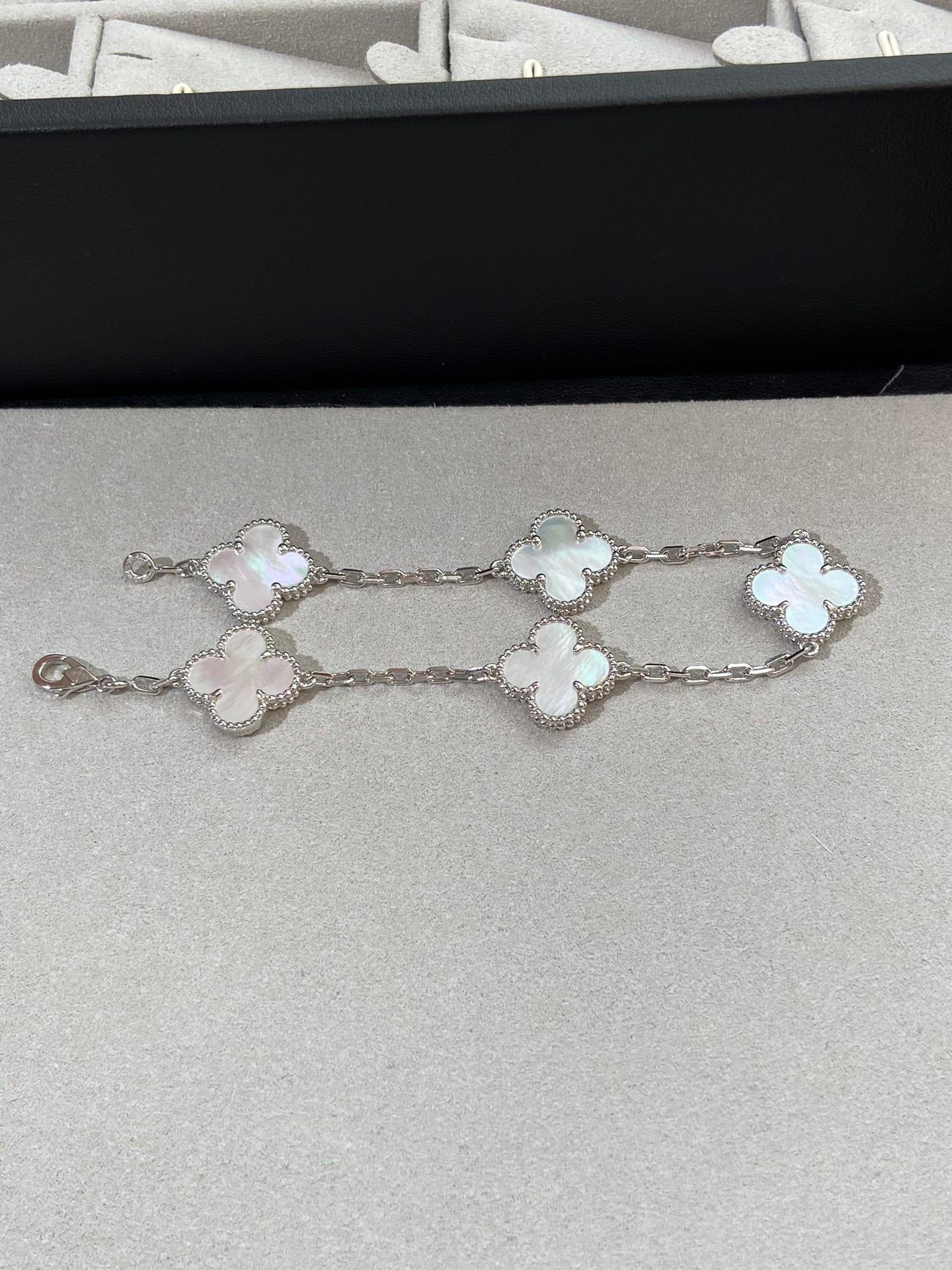 [Dawnora Jewelry]CLOVER WHITE PEARL MOP 5 MOTIF BRACELET COLLECTION