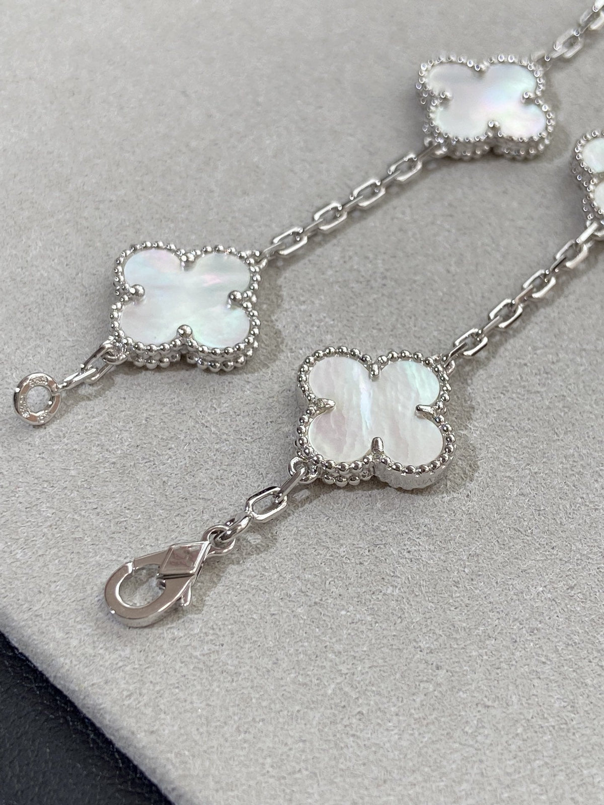[Dawnora Jewelry]CLOVER WHITE PEARL MOP 5 MOTIF BRACELET COLLECTION