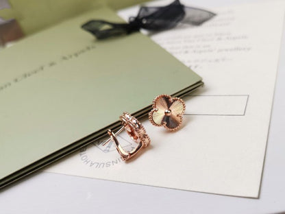 [Dawnora Jewelry]CLOVER MEDIUM STUD EARRINGS