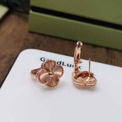 [Dawnora Jewelry]CLOVER MEDIUM STUD EARRINGS