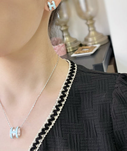 [Dawnora Jewelry]POP H SKY BLUE STUD EARRINGS