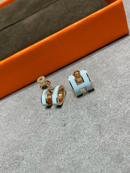 [Dawnora Jewelry]POP H SKY BLUE STUD EARRINGS