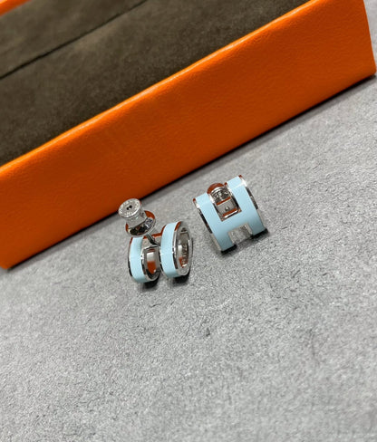 [Dawnora Jewelry]POP H SKY BLUE STUD EARRINGS