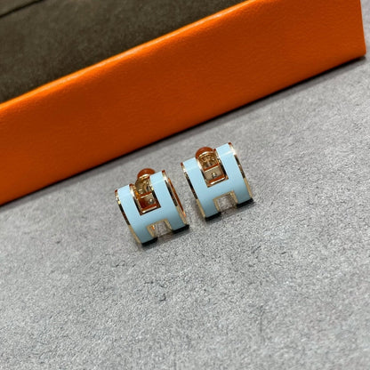 [Dawnora Jewelry]POP H SKY BLUE STUD EARRINGS