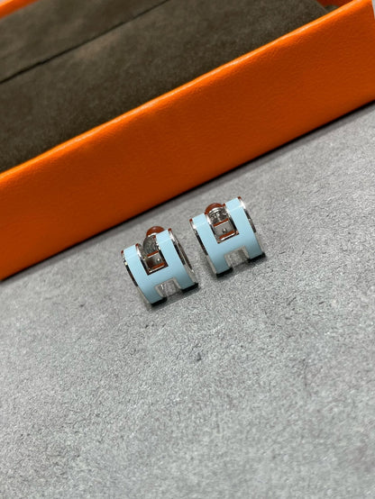 [Dawnora Jewelry]POP H SKY BLUE STUD EARRINGS