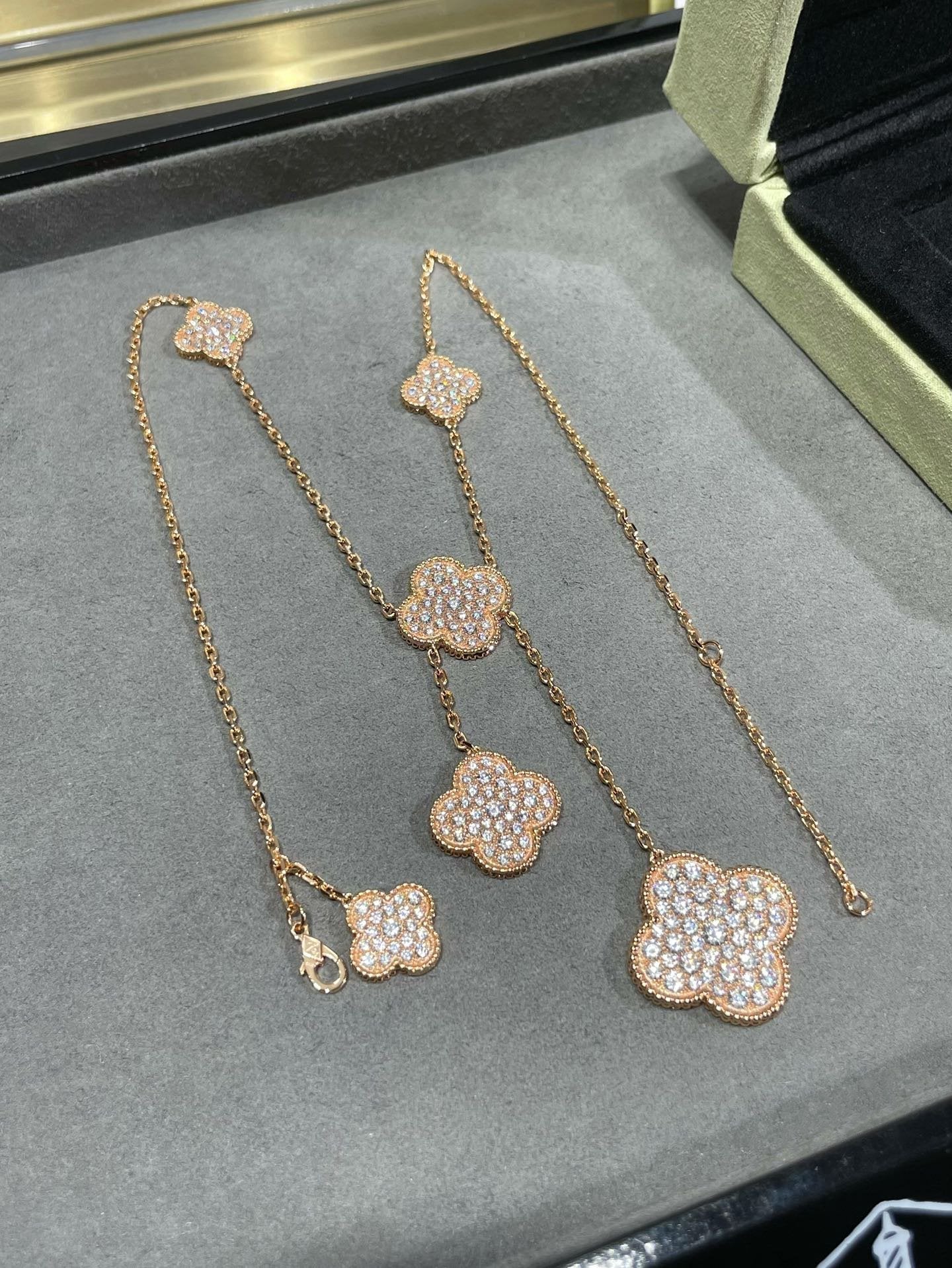 [Dawnora Jewelry]CLOVER 6 MOTIF DIAMOND PAVED NECKLACE