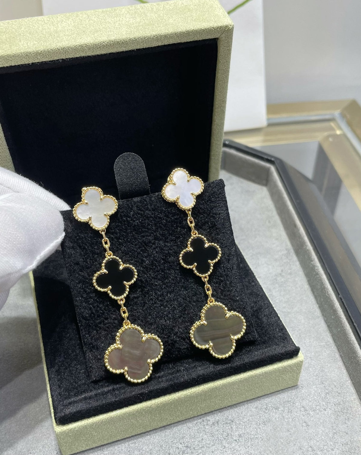 [Dawnora Jewelry]CLOVER 3 MOTIF MOP ONYX DARK MOP PINK GOLD EARRINGS