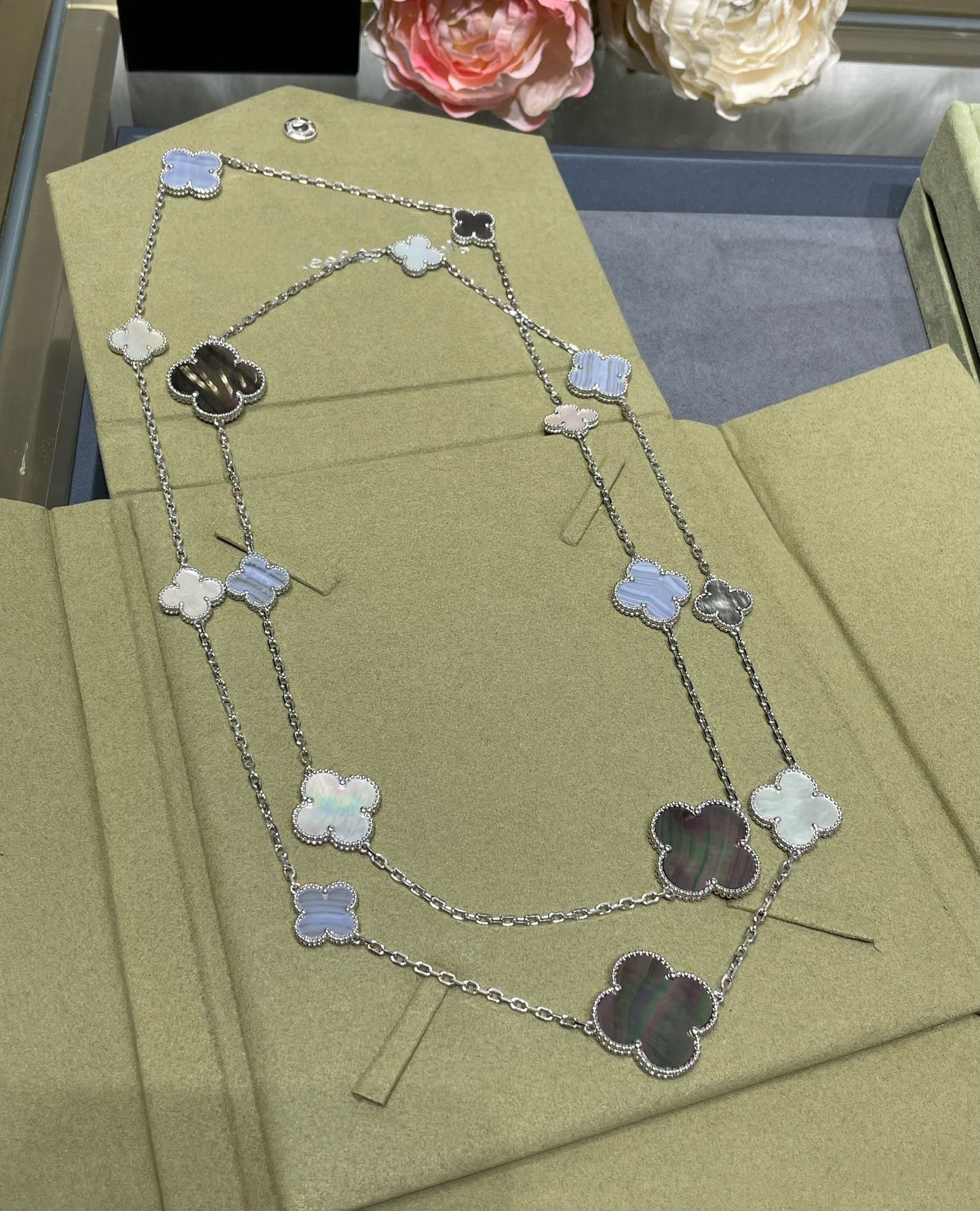 [Dawnora Jewelry]CLOVER 16 MOTIF CHALCEDONY MOP SILVER NECKLACE