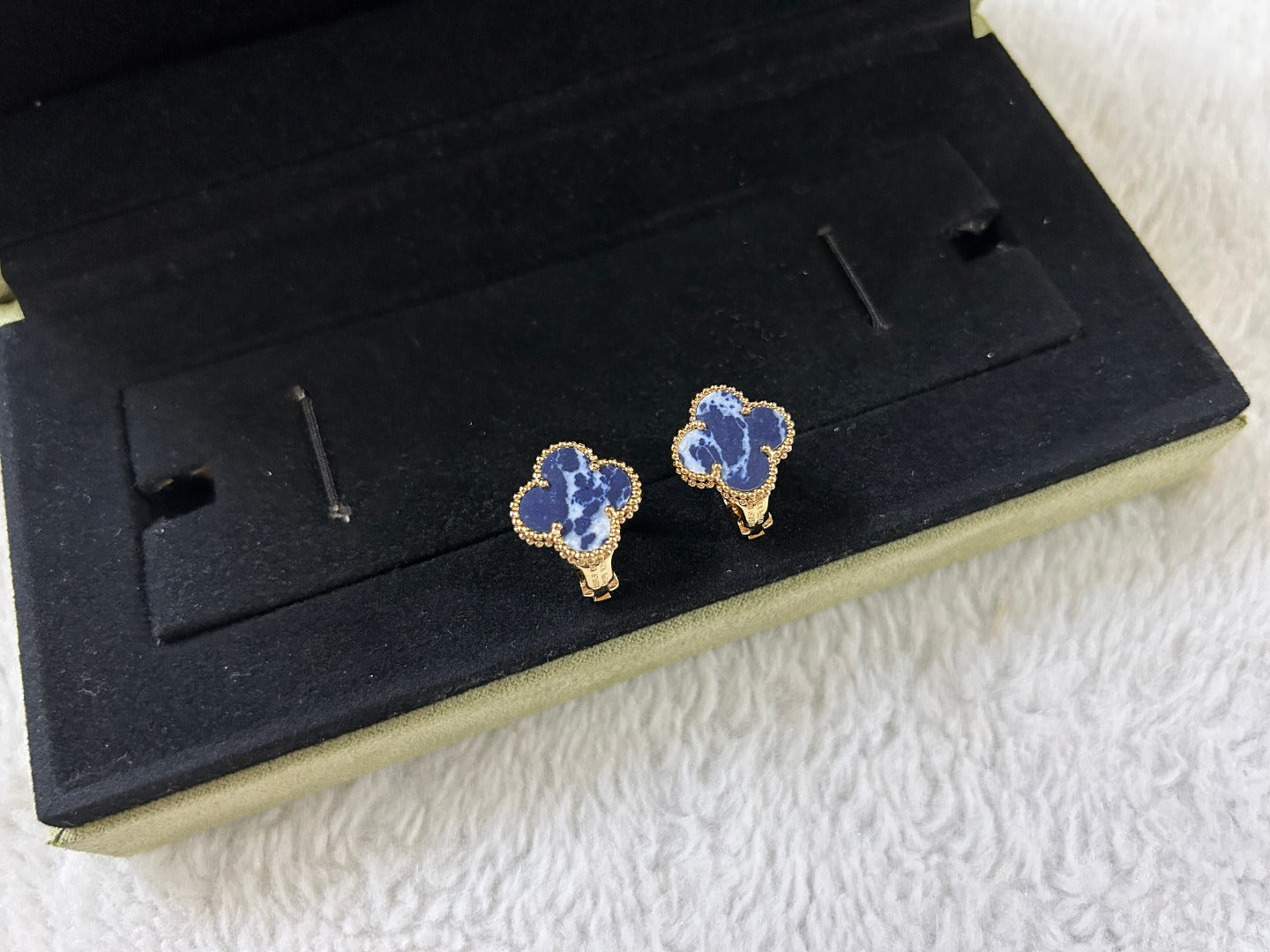 [Dawnora Jewelry]CLOVER PIETERSITE MEDIUM STUD EARRINGS