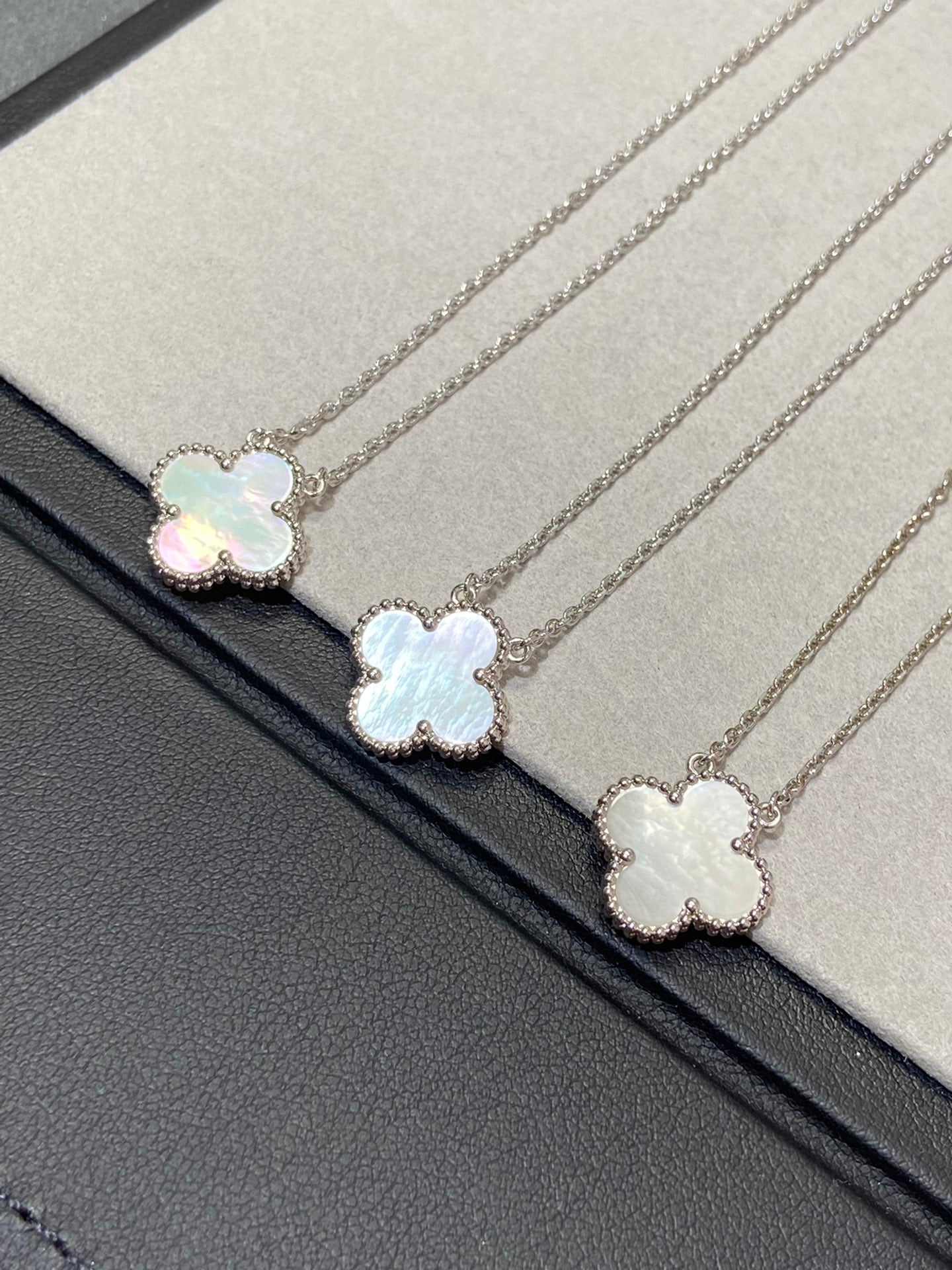 [Dawnora Jewelry]CLOVER MEDIUM SILVER WHITE MOP NECKLACE