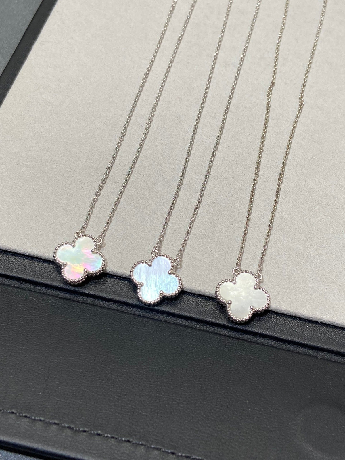 [Dawnora Jewelry]CLOVER MEDIUM SILVER WHITE MOP NECKLACE