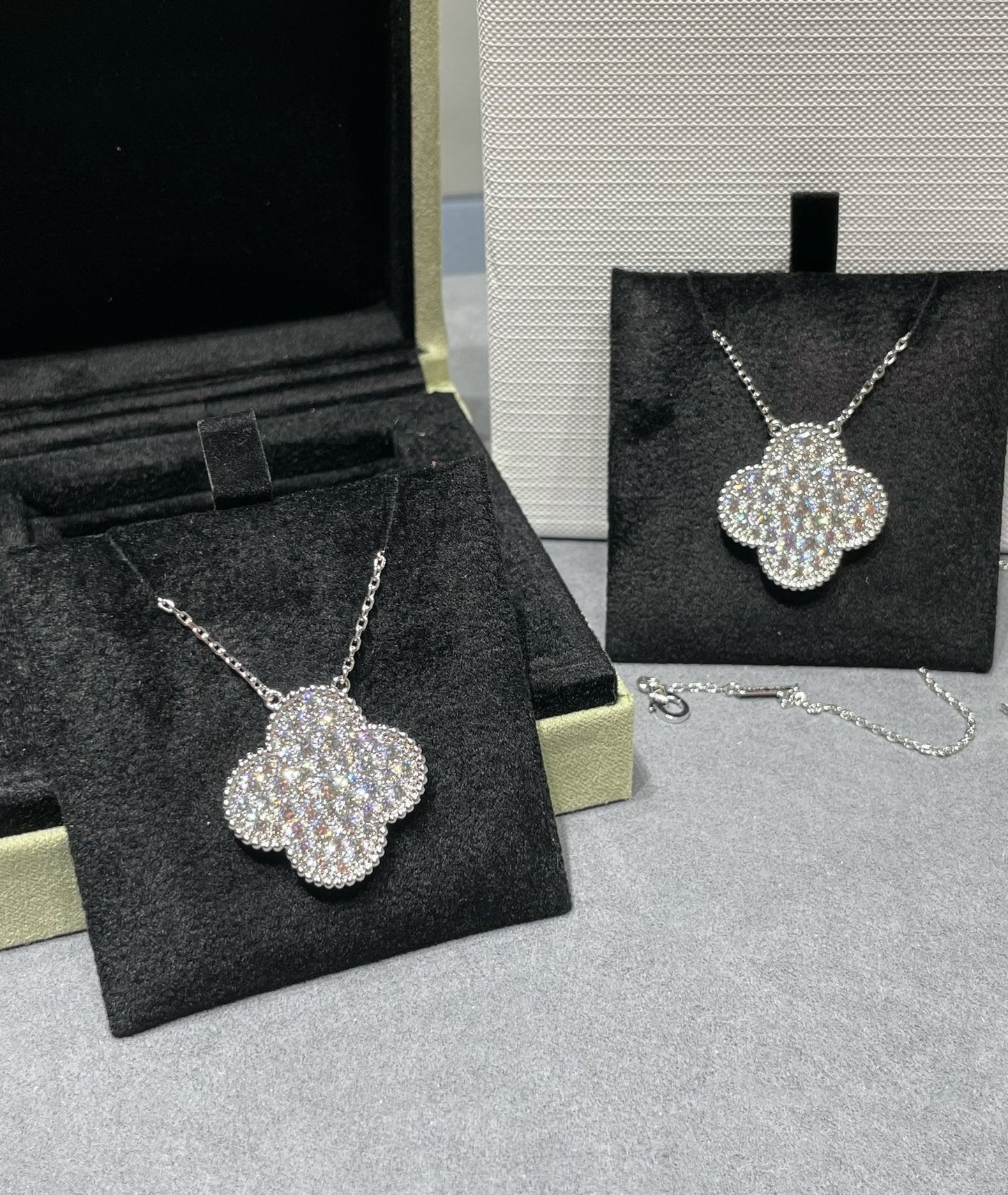 [Dawnora Jewelry]CLOVER 25MM LARGE PENDANT DIAMOND PAVED SILVER NECKLACE
