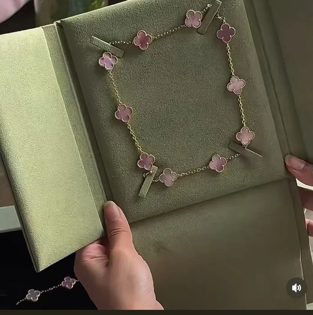 [Dawnora Jewelry Jewellery] Pink Necklace with Ten Clover Designs