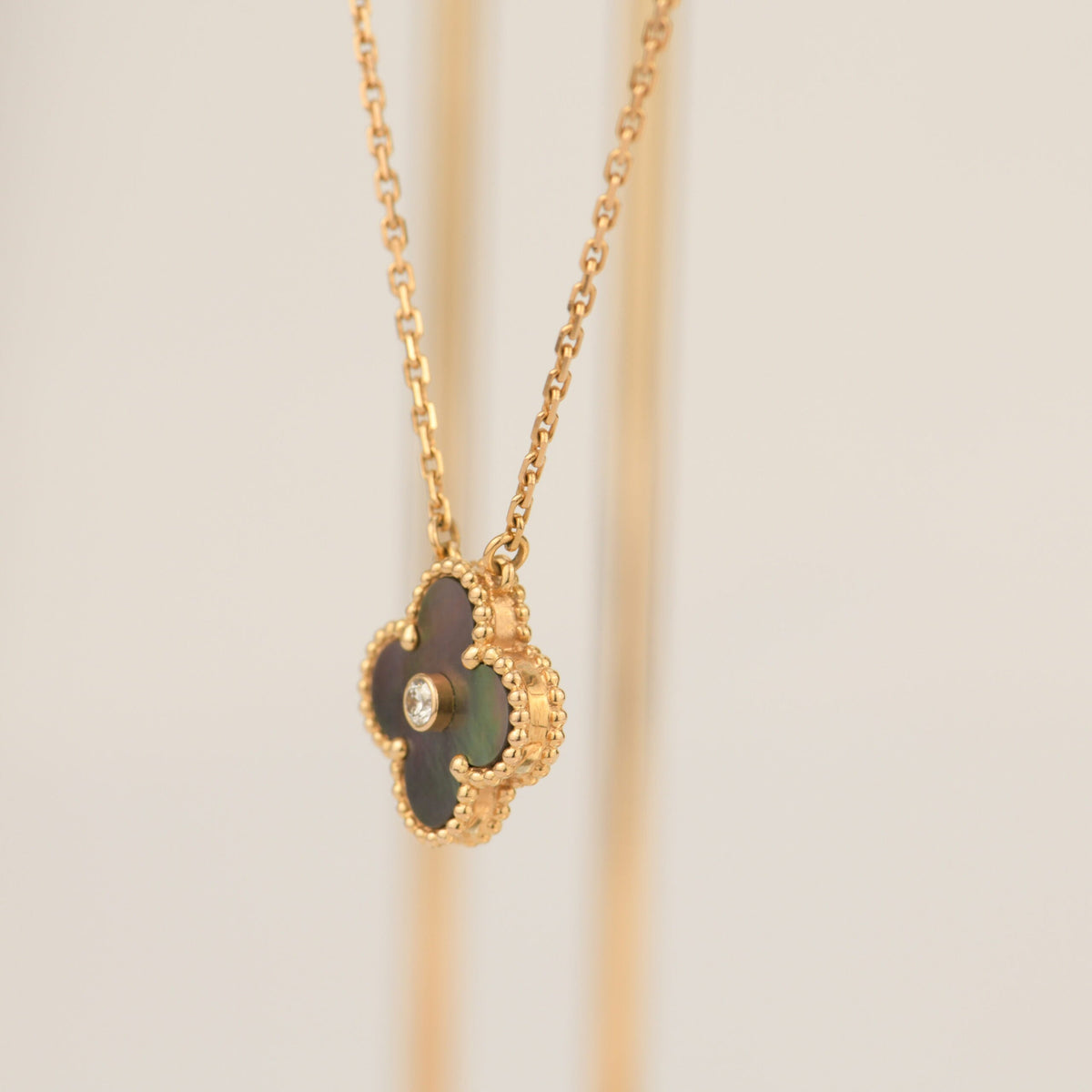 [Dawnora Jewelry]CLOVER 15MM DIAMOND AND MOTHER-OF-GREY NECKLACE
