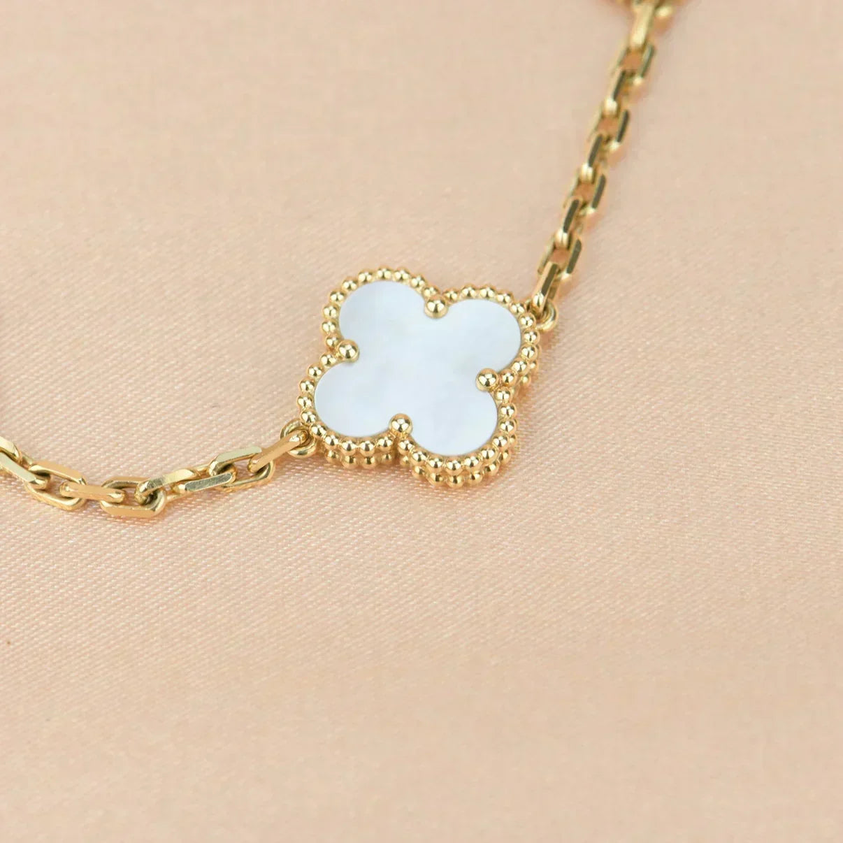 [Dawnora Jewelry]CLOVER WHITE PEARL MOP 5 MOTIF BRACELET COLLECTION