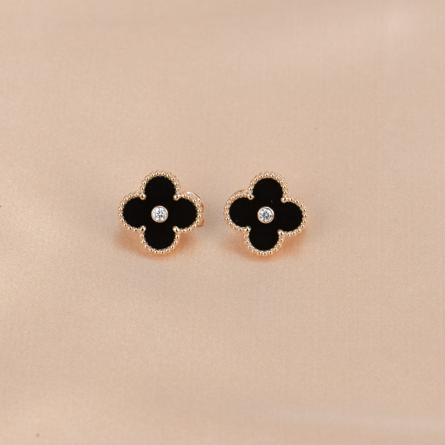 [Dawnora Jewelry]CLOVER MEDIUM 1 MOTIFS ONYX DIAMOND EARRINGS