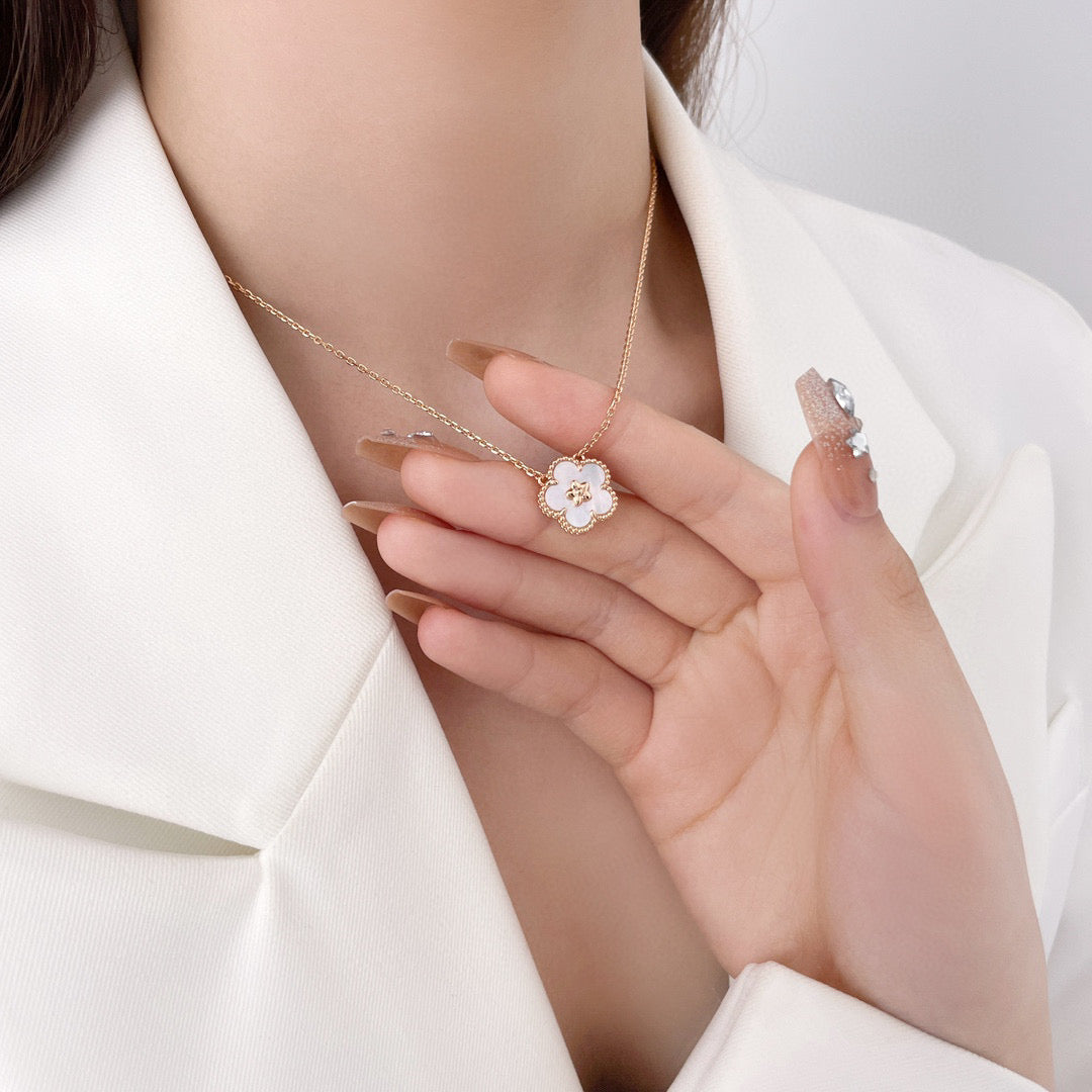 [Dawnora Jewelry]LUCKY  WHITE MOP  PLUM BLOSSOM NECKLACE