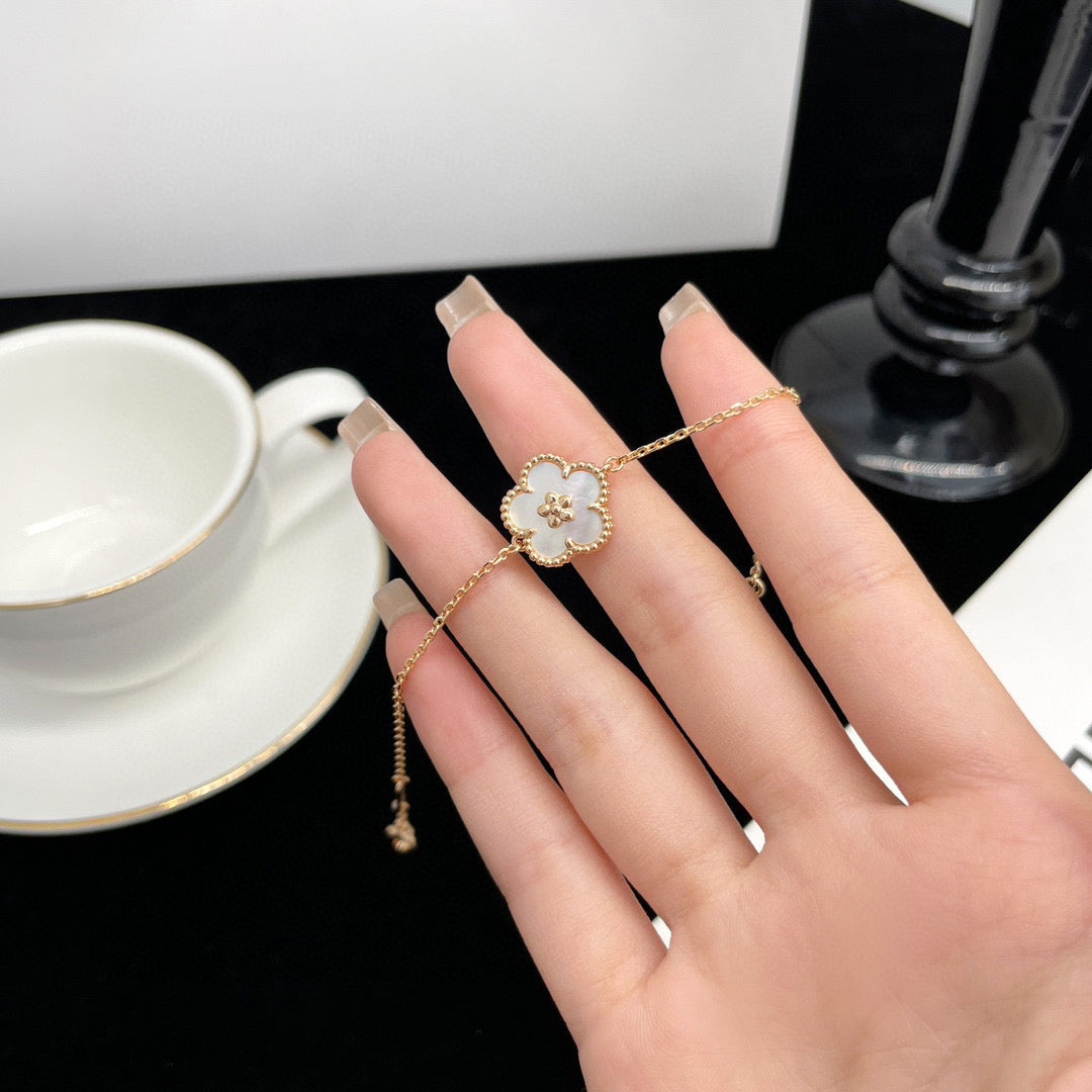 [Dawnora Jewelry]LUCKY WHITE MOP PLUM BLOSSOM  BRACELET