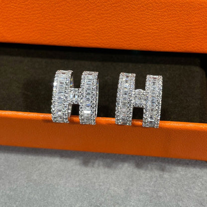 [Dawnora Jewelry]H STUD EARRINGS WITH SILVER DIAMONDS