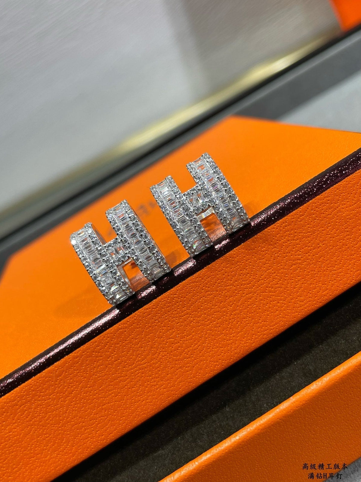 [Dawnora Jewelry]H STUD EARRINGS WITH SILVER DIAMONDS