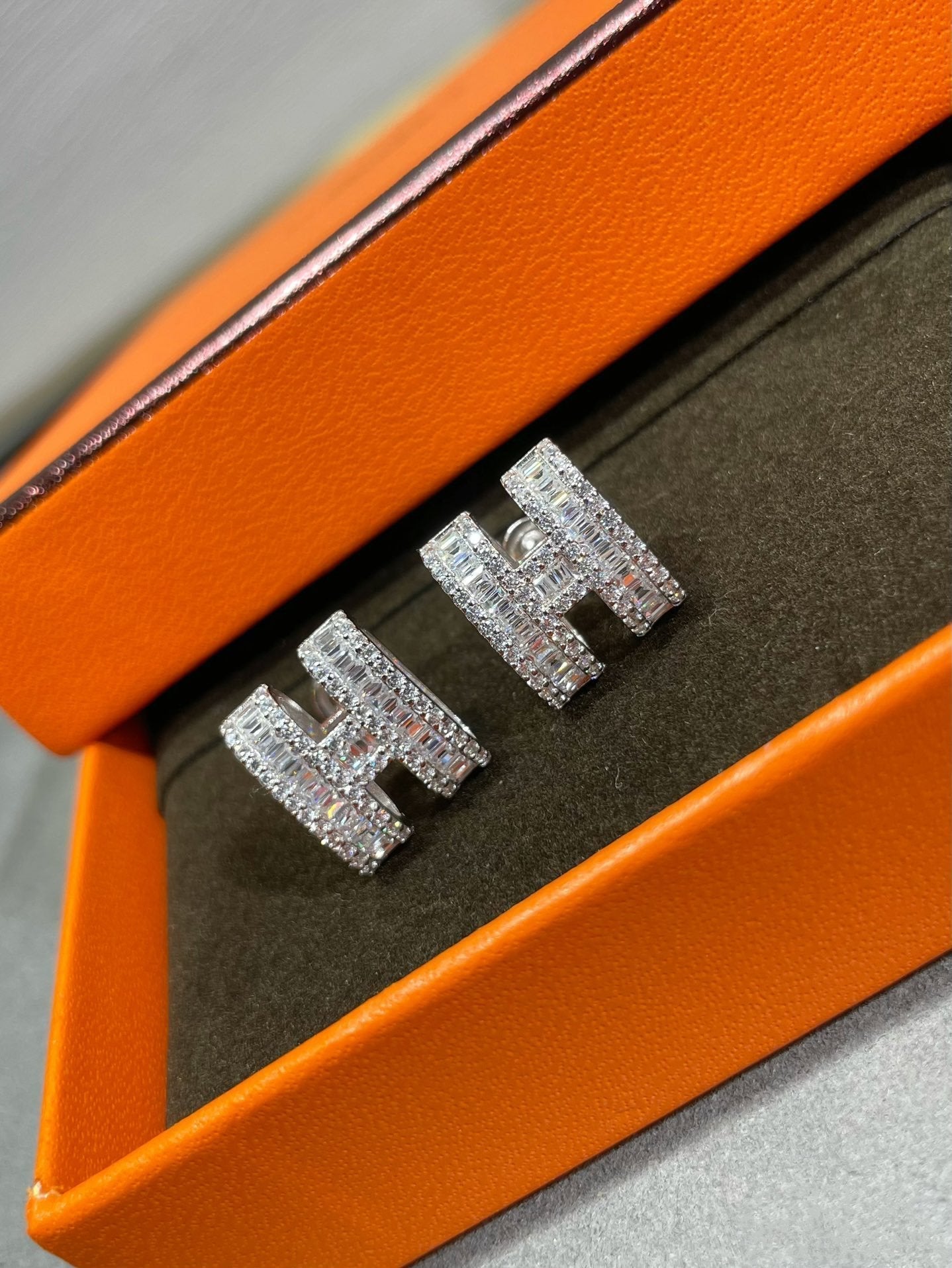 [Dawnora Jewelry]H STUD EARRINGS WITH SILVER DIAMONDS