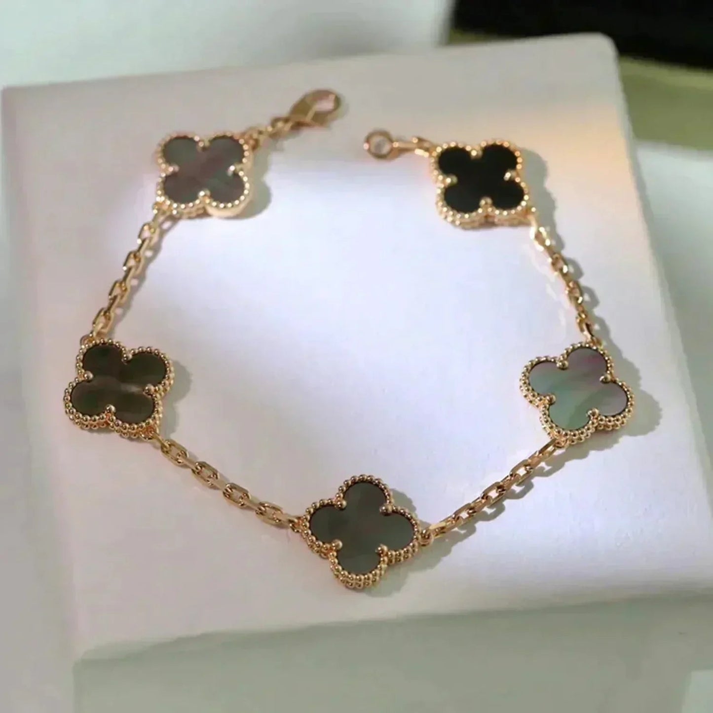 [Dawnora Jewelry] CLOVER 5 MOTIF GRAY MOP BRACELET COLLECTION