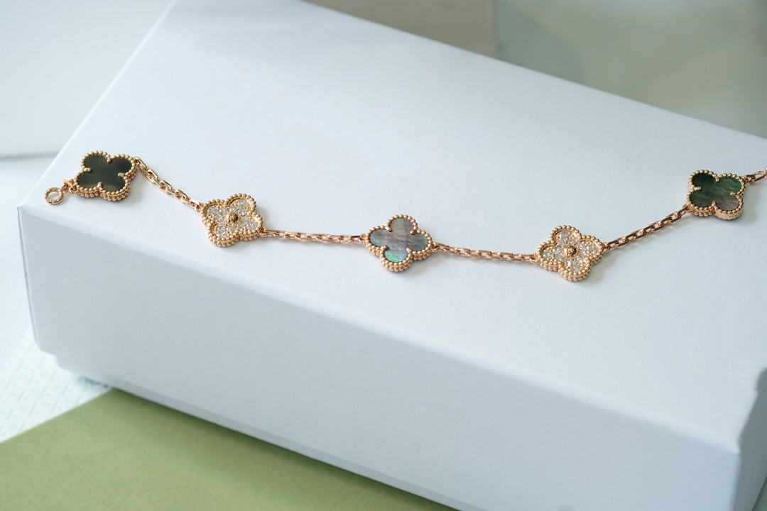 [Dawnora Jewelry] CLOVER 5 MOTIF GRAY MOP BRACELET COLLECTION