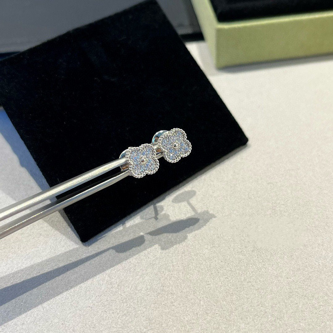 [Dawnora Jewelry]CLOVER MINI DIAMOND STUD EARRINGS